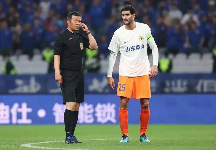 浓妆艳抹的大婶